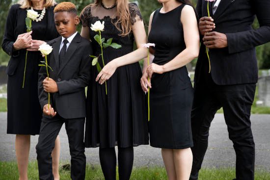 famille-visitant-la-tombe