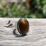 bague ornée de pierre