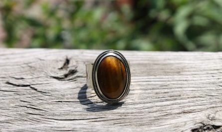 bague ornée de pierre