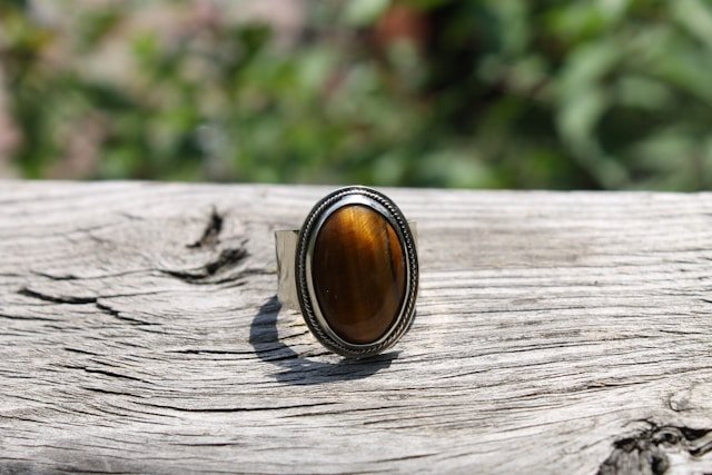 Découvrez le charme éternel de la bague ornée de pierre marron