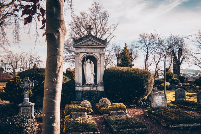 Personnalisez votre plaque funéraire avec des motifs naturels