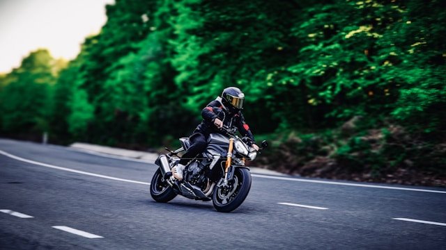 Les clés pour maîtriser votre vitesse à moto sur la route