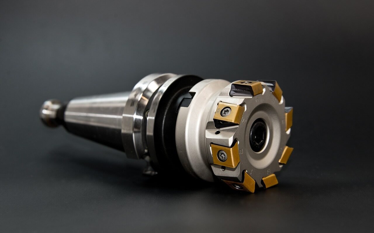 découvrez notre fraiseuse à axe performant pour des opérations d'usinage précises et efficaces, adaptée à tous vos besoins industriels.