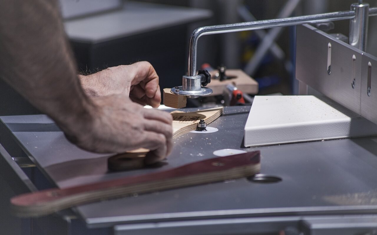 découvrez notre sélection de machines à bois performantes pour tous vos travaux de menuiserie, offrant précision et efficacité pour les professionnels et amateurs.