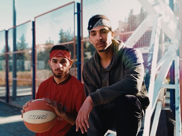 Tenue de basket vs look streetwear : Quelles subtilités distinguent ces deux styles ?