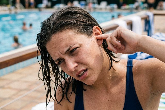 Astuces efficaces pour dégager rapidement vos oreilles bloquées par l’eau