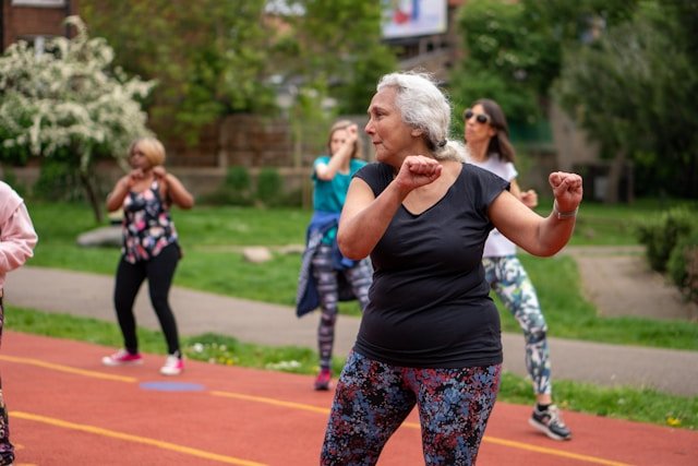 La relaxation chez les seniors : bienfaits essentiels et méthodes efficaces