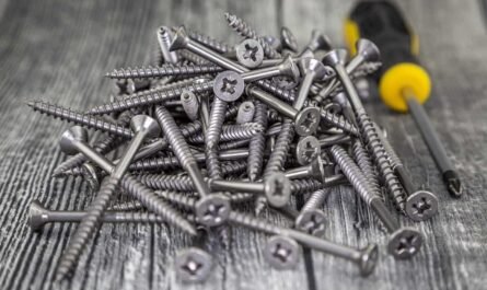 Vis et tournevis sur bois, assemblage de bricolage, matériel de construction