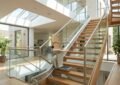 Monte-escalier moderne sur un escalier tournant, maison lumineuse